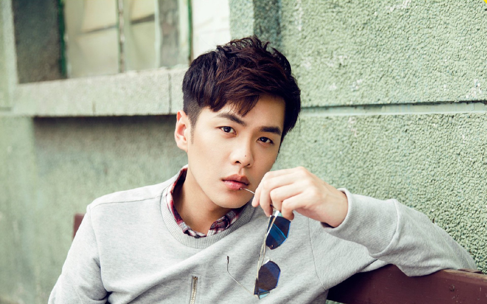 朱婷与小球员合影鼓励勇敢追梦,朱婷和队友互动